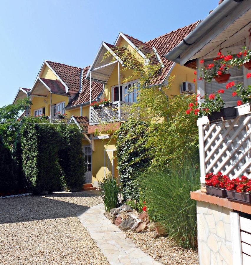 Castello Vendeg Es Apartmanhaz Eğri Dış mekan fotoğraf