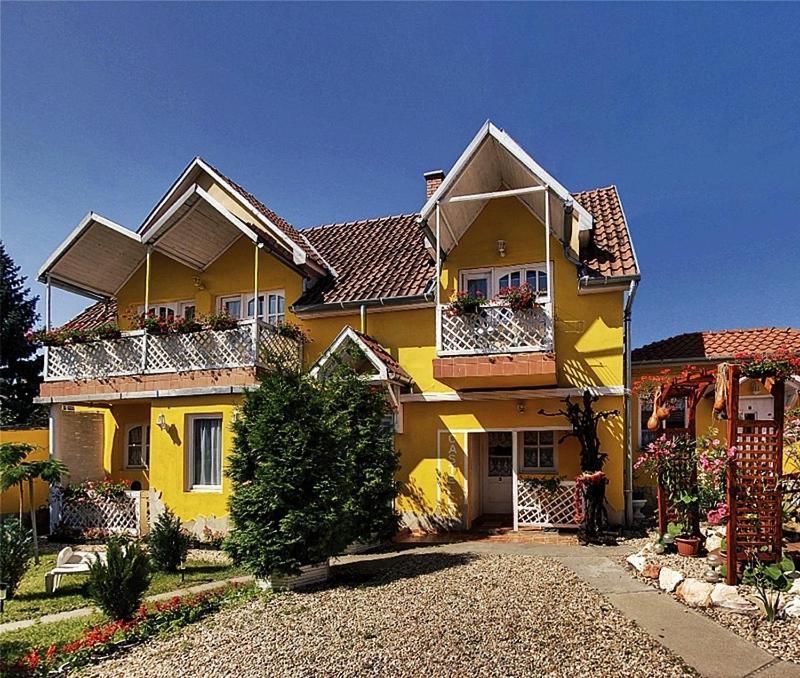 Castello Vendeg Es Apartmanhaz Eğri Dış mekan fotoğraf